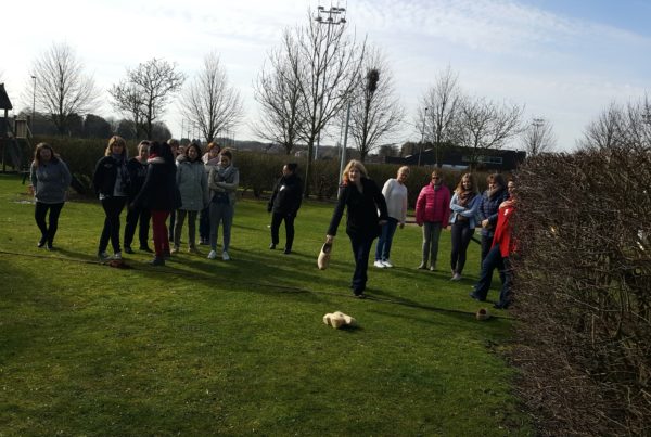 vrouw gooit met een klomp