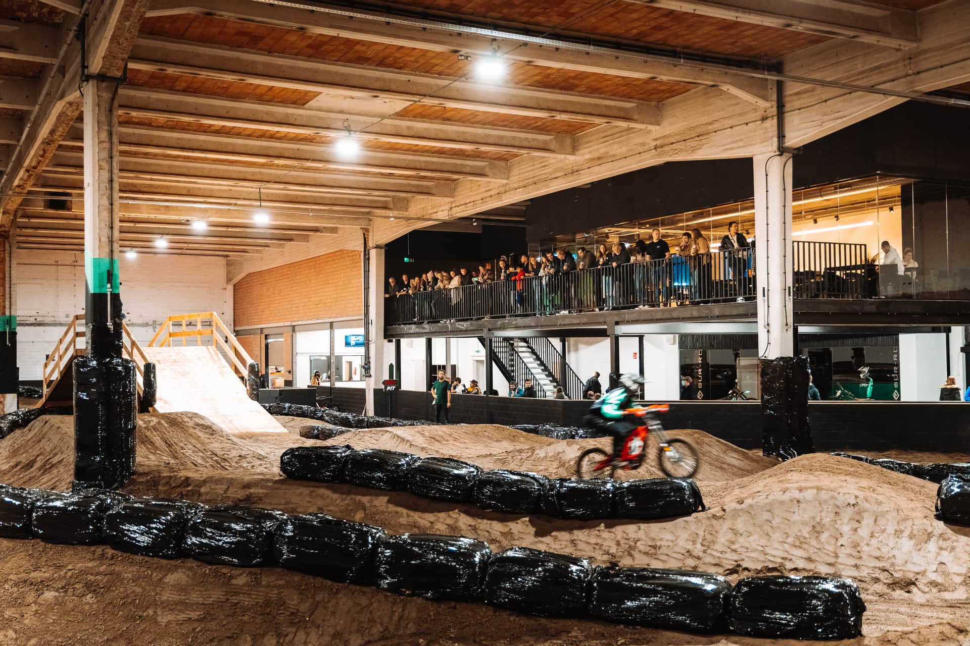 Indoor crossen met E-bikes header image