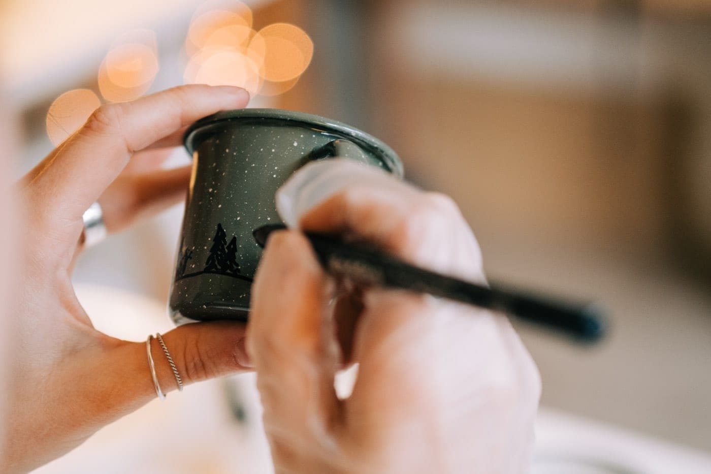 Atelier de Peinture sur Tasses en Porcelaine