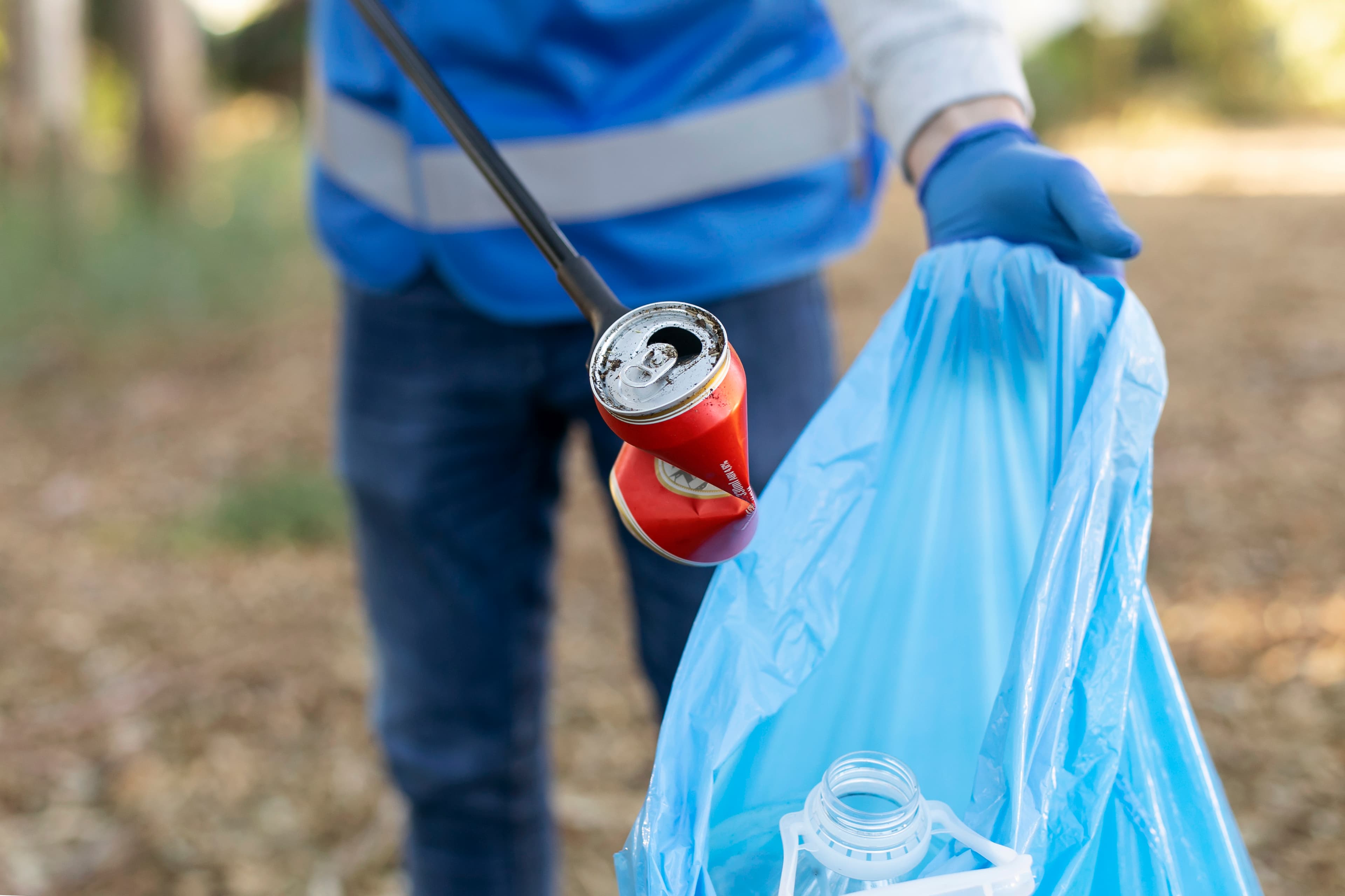 https://funkey.be/wp-content/uploads/2023/12/close-up-volunteer-collecting-garbage.jpg