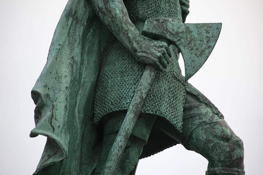 https://wp.funkey.be/wp-content/uploads/2020/01/statue-axe-viking-craft.jpg