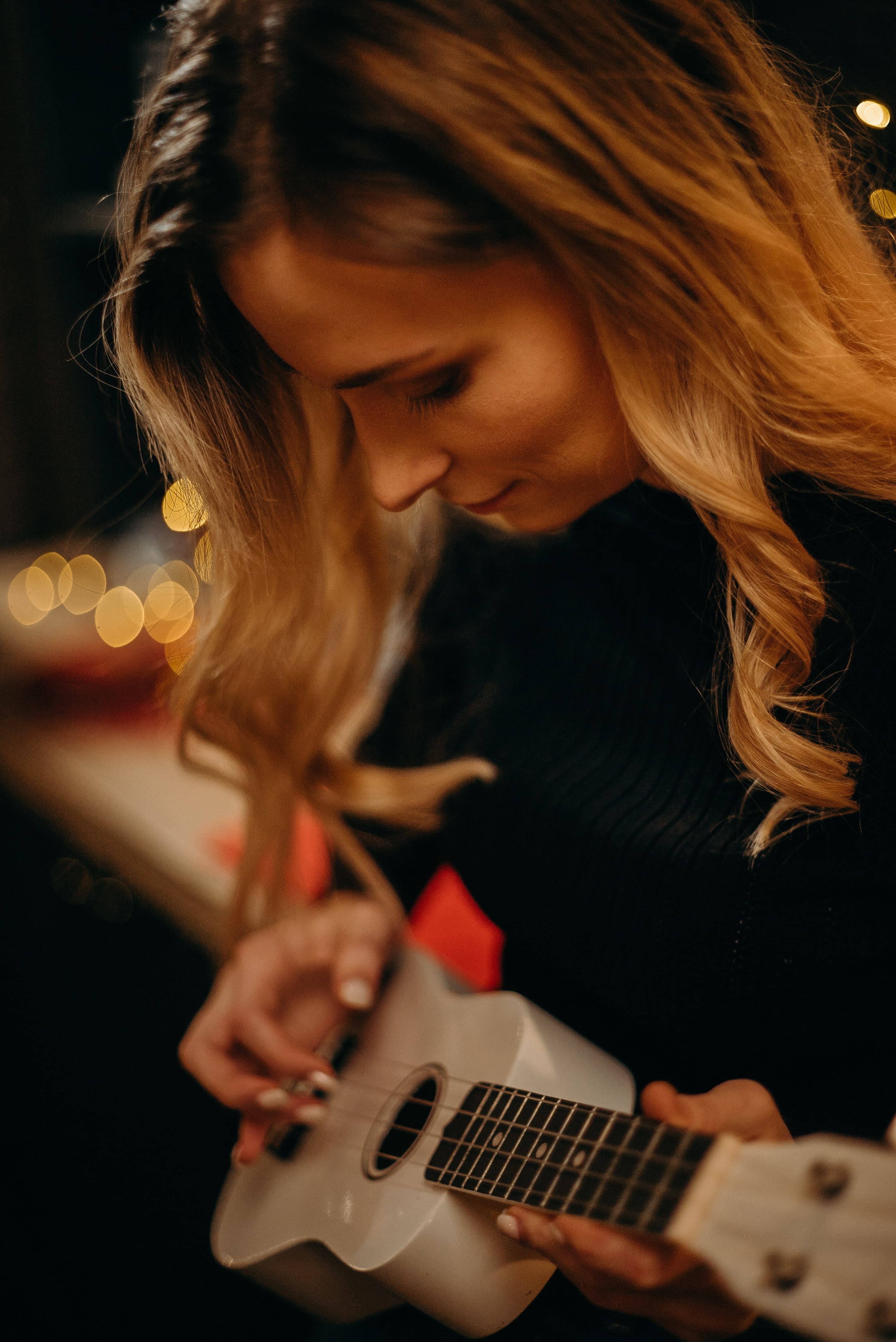 https://wp.funkey.be/wp-content/uploads/2021/04/close-up-photo-of-woman-playing-ukulele-3171714.jpg