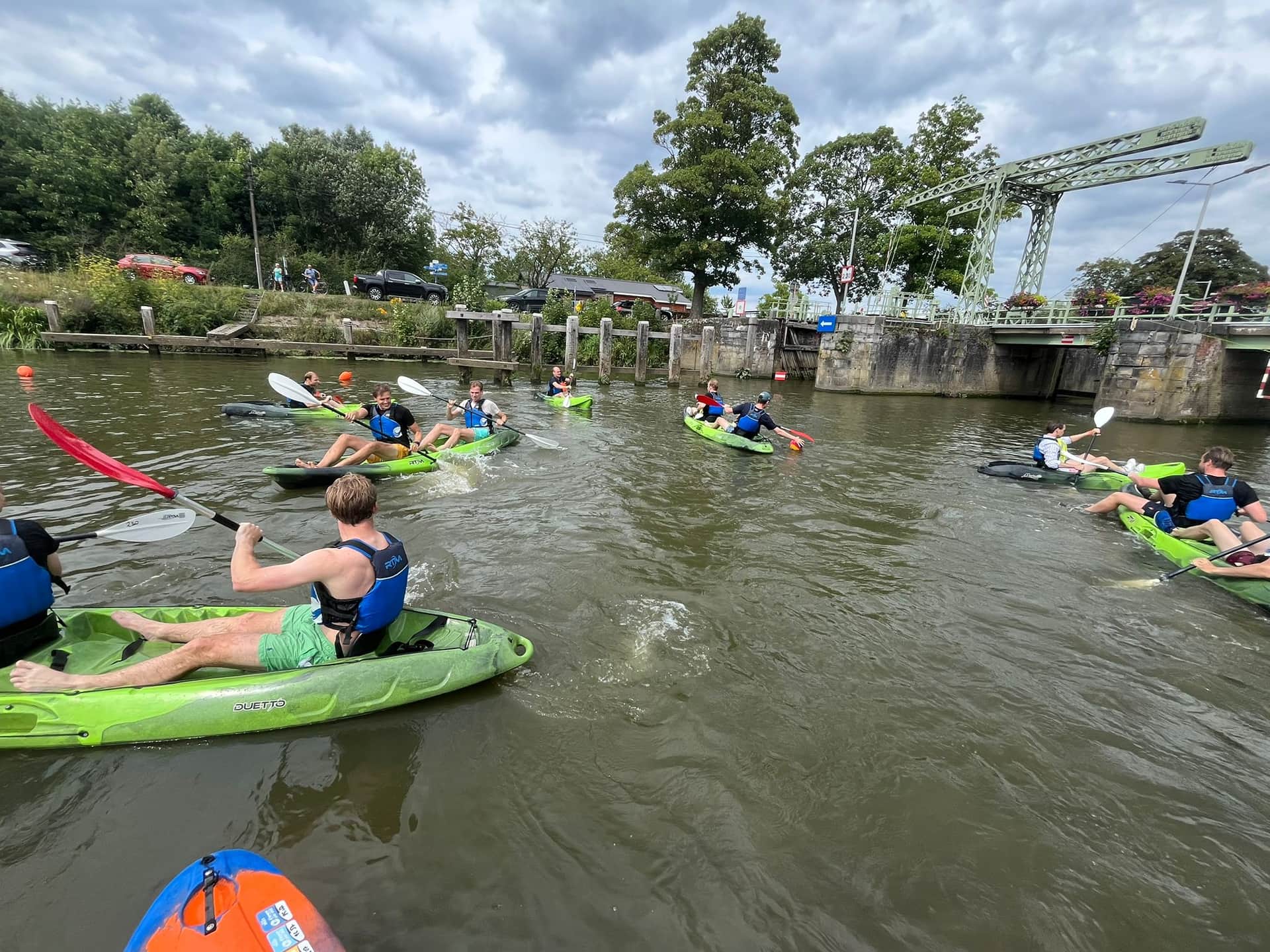 Kayak-polo, le duel aquatique ultime! header image
