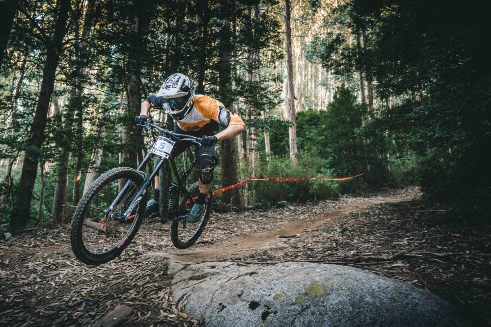 Man die in bossen rijdt met mountainbike