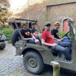 Samen met de jeeps op pad
