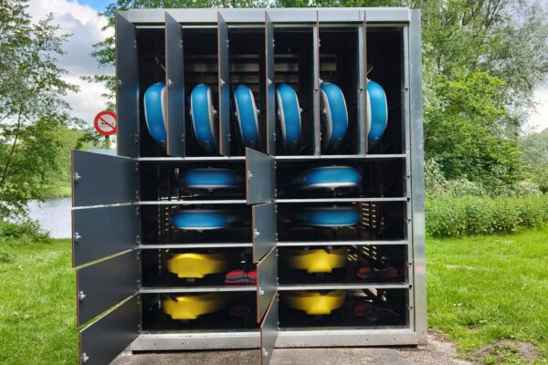 Lockers waar SUP boards worden opgeborgen