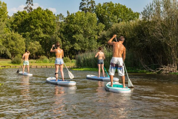 Mensen suppen op het water