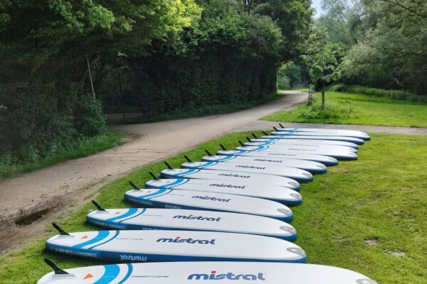 SUP boards klaar om op het water te gaan