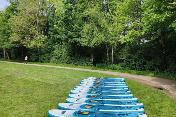 SUP boards klaar om op het water te gaan